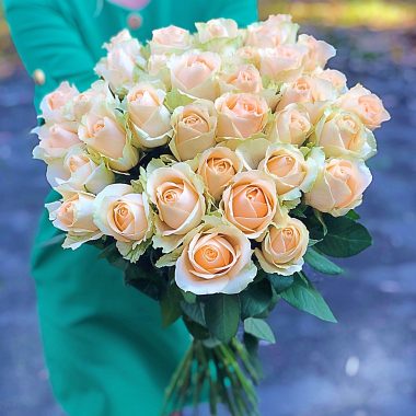 Peach roses bouquet