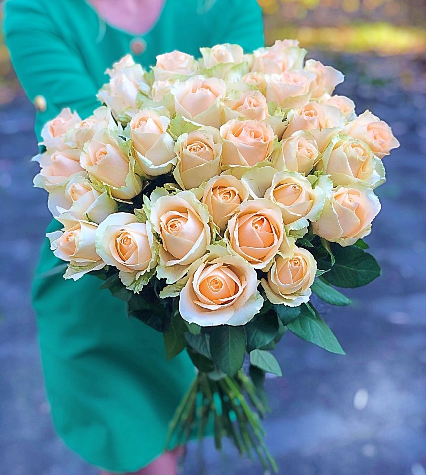 Peach Ruffly Roses Order peach roses bouquet online. Beautiful roses with delivery to Vilnius